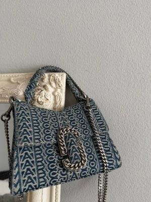  Marc Jacobs väska  - Säljer min älskade väska från Marc Jacobs! Det är bara att skriva till mig så skickar jag över fler bilder på den! Köpte den för cirka 8000kr, (köp direkt för 4000) 