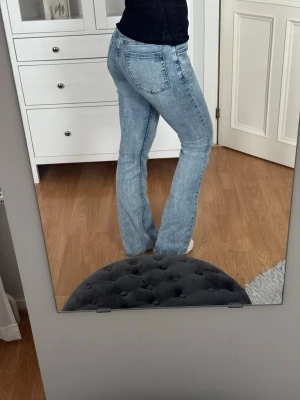 Ljusblå utsvängda jeans Weekday - Säljer ett par ljusblå jeans med utsvängda ben. 