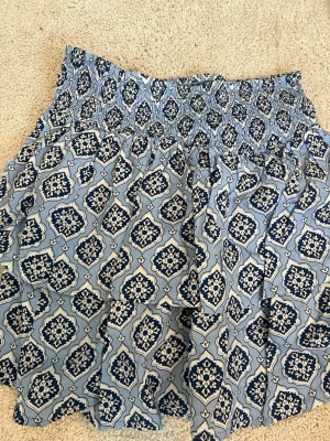 Blå mönstrad kjol från Gina Tricot - Supersöt blå kjol från Gina Tricot med vitt och mörkblått mönster. Kjolen har smock i midjan och volanger! Säljs inte i butik längre! 💓