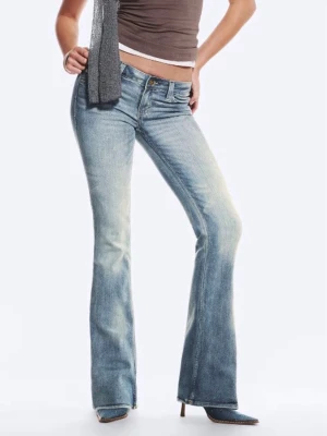 Ljusblå bootcut jeans - Snygga ljusblå bootcut jeans med utsvängda ben. Jeansen är låg midjade. Perfekta för en avslappnad och trendig look.