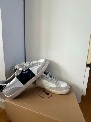 🔥Skor Pepe Jeans🔥  - 🔥Tvär snygga skor från Pepe jeans. 🔥Dessa skor är i ny skick och är bara använda 2-3 ggr. Skorna säljes eftersom att dem är för små.                Skorna är i storlek 43!   👟.  