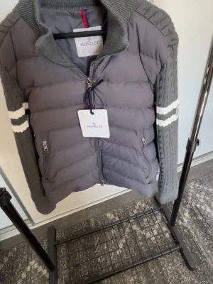 M*ncler hybrid jacka  - snygg moncler jacka som är helt ny aldrig använd endast testad.   Storlek 1 som motsvarar S 