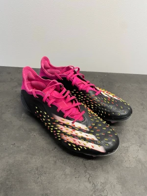 Adidas PREDCOPX fotbollsskor - Säljer ett par limited edition Adidas PREDCOPX. Adidas Predator, Copa och X i samma fotbollssko. Använda några fåtal gånger så är i gott skick. Storlek 44. Utgångspris 1000:-, men villig att lyssna på bud.