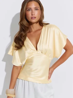 Gul satintopp Gina  - Säljer denna fina topp från Gina som är helt slutsåld. Oanvänd och prislapp kvar! 