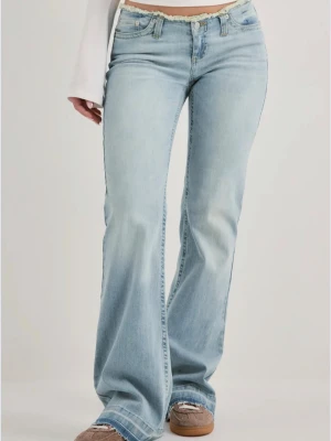 Ljusblå ”No waist bootcut jeans” from Nelly i storlek 32🤍 - Trendiga jeans med snygg ljusblå tvätt som är enkel att styla till allt i garderoben. De är avklippta för att passa längd ca 162 cm, vilket ger en rak och fin längd. Bekväma och perfekta för vardagsoutfits.