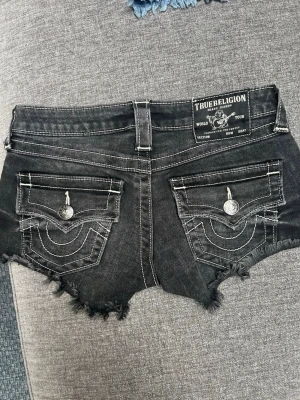 True religion shorts - Säljer mina svarta True religion jeans short som inte heller kommer till användning längre. Finns inga defekter och är i storlek 23 alltså xxs. Pris kan diskuteras?