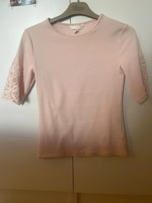 Supersöt topp med spets💝 - Supersöt topp från H&M med spets i ärmarna som tyvärr inte används. Bara använd en gång så i mycket gott skick!✨