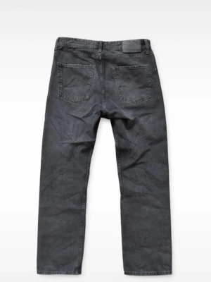 Jack & Jones - Jeans - Snygga svarta jeans i bra skick. Perfekt passform och stilren look som funkar till allt – både vardag och lite mer uppklätt.  • Märke: Jack & Jones • Färg: Svart (lite tvättad/faded look) • Skick: Bra skick, inga hål eller skador • Passform: regular • Storlek: L32/W32  Jeansen har en snygg naturlig fade som ger en clean streetwear vibe 🔥  📦 Snabb frakt 💬 Skriv om du har frågor!