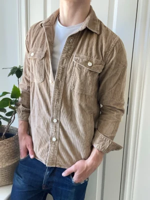Hollister overshirt  - Hollister overshirt, Inga defekter! Modellen i bilderna är 180 cm 75 kg och bär Storlek S , Kom med frågor! 🌟 (Kan gå ned i pris vid köp av paket 😉) 