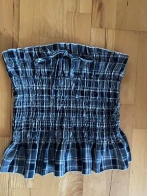 Mönstrad off shoulder topp - Så Söt randig off shoulder topp med rosett upptill, endast använd en gång och säljer för jag har för mycket kläder