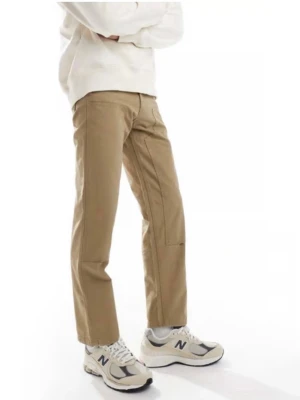 Beiga chinos från Jack & Jones - Stilrena beiga chinos från Jack & Jones med raka ben och klassisk passform. Byxorna har synliga sömmar, stora bakfickor och är tillverkade i ett mjukt bomullsmaterial. Perfekta för en avslappnad och trendig look. Helt ny storlek 32/32 passar M /L