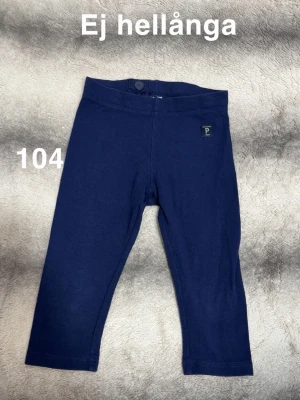Mörkblå leggings från Polarn O. Pyret - Mörkblå leggings från Polarn O. Pyret med kortare benlängd. resår i midjan och liten logotyp framtill. Perfekta för en avslappnad och bekväm stil.🌸 Ej hellånga. Fint använt skick. Storlek 104