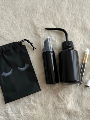 Lash shampoo kit - svart - ✨ Lash shampoo kit – svart ✨  Innehåller: • Lash shampoo-flaska • Rengöringsflaska • Borste • Spoolie/fransborste • Svart lash-påse  Allt är nytt och oanvänt. Ingen yttre plastförsegling då produkterna levererades så från leverantör.