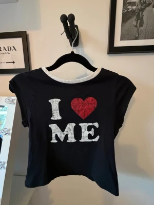 I love me tshirt - Croppad topp med ikoniskt motiv, passar en XS-S 😌