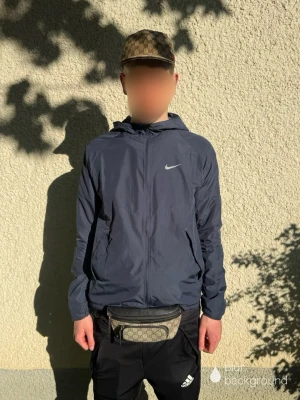 Gucci keps med monogram och grön-röd detalj - Säljer en snygg keps från Gucci i klassiskt brunt monogrammönster. Kepsen har böjd skärm och en grön-röd rand på sidan som ger en exklusiv touch. Perfekt accessoar för dig som gillar streetwear och vill sticka ut. ( lite solbränd på skärmen av kepsen, Box finns!!