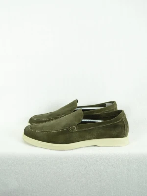 Massimo Dutti loafers  - MASSIMO DUTTI LOAFERS Storlek : 44 Passform : Normal Användning : Skorna är i ett väldigt fint skick utan defekter Nypris : Cirka 1300SEK