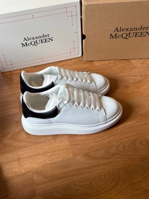 Alexander McQueen sneakers - Helt oanvända Stilrena vita sneakers från Alexander McQueen. Kommer med extra bag (se sista bilden)