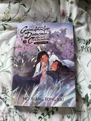 Grandmaster of Demonic Cultivation 5 - Snygg pocketbok med färgstarkt omslag från serien Grandmaster of Demonic Cultivation (Mo Dao Zu Shi) av Mo Xiang Tong xiu.Perfekt för dig som gillar fantasy, BL och österländsk mytologi.
