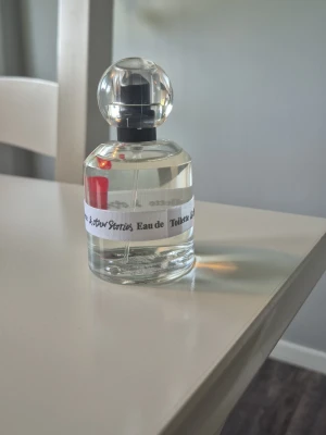 & other storlek- Deja vu mood - Deja vu mood från & other stories. Knappt använd. 50ml från början. Köpt för några år sedan men doftar som den ska. Har förvarats svalt och mörkt. Denna har utgått och går ej att beställa.