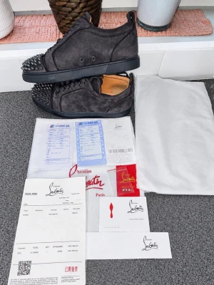 Svarta spikes-sneakers Christian Louboutin - Hej, säljer dessa äkta Christian Loubitins. ”Bevis ?”➡️ Kvitto finns och allt som kommer med den som ni ser i bilderna. Allt OG kommer med i paketet. Extra nitar kommer också med !  Utanför skorna ser de helt nya ut men under är det lite smutsiga men går bort med en bra rengöring😊Sälj för endast 1500kr!   Ny pris är 10000kr + . Dm för mer bilder eller om ni har frågor 💖storlek 44 passar även 43. Priset kan alltid diskuteras 🥰