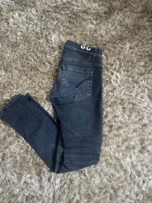 Mörkblå slim fit jeans med brodyr - Snygga mörkblå jeans som är i skinny modell George  men passar mer som slim fit. Jeansen har en något tvättad look och raka ben. Fem fickors byxor, Perfekta för en trendig och avslappnad stil.