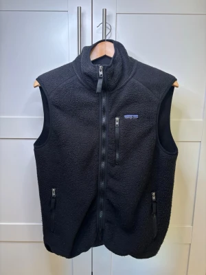 Svart fleeceväst från Patagonia - Mysig svart fleeceväst från Patagonia med en fin logga på vänstra bröst. Den är använd men i gott sick. Priset kan diskuteras! / Mvh Luxo closet💫