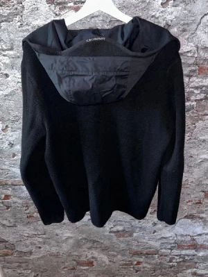 Cp company cardigan - Mycket fint skick, inga defekter. Storlek 50/M passar dig som är mellan 180-190cm. Nypris ca 5000kr. Modellen är 185 cm, 79 kg. Passar bra nu till höst/vinter. Skriv för mer information!