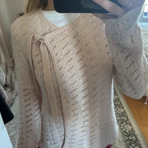 Ljusrosa stickad kofta  - En jätte fin kofta från Odd Molly! Inte så mycket använd och jätte fin passform! Pris går att diskutera, står ingen storlek men skulle säga s/m
