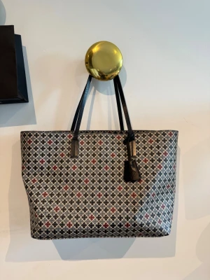 Malene birger väska - Säljer nu min gamla Malene Birger väska. I så unika färger och den är i väldigt fint skick ❤️
