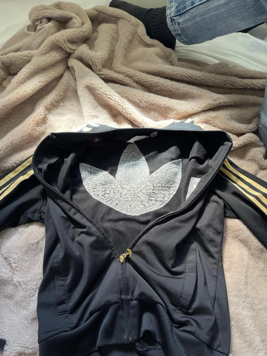 Svart Adidas track jacket med guld ränder - 3
