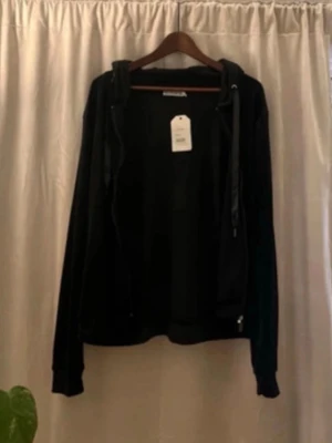 Åhléns Set - Sweatshirt & Byxa і Storlek L - Super mjuk och fin ny dress i storlek L. Byxa och dragkedja Hoodie i 100% polyester. (Verour känsla på tyget) Påminner om Juicy couture. Säljs som set.