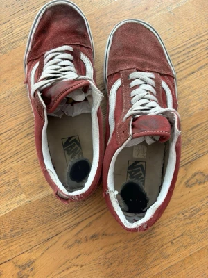 Vinröda Vans Old Skool sneakers - Ett par slitna Vinröda vans med de har sin charm || storlek 43 ||💪👊