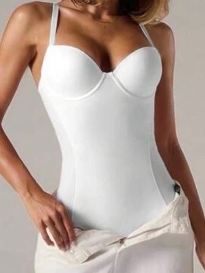 Vit shaping-body med bygel - Säljer en vit shaping-body med bygel och justerbara axelband. Ger snygg siluett och har slät, sömlös design som passar under tighta plagg. Materialet är stretchigt och formar kroppen utan att kännas obekvämt. Perfekt för dig som vill ha extra stöd och en smickrande look. Säljer pga för liten🥰 helt oanvänd 