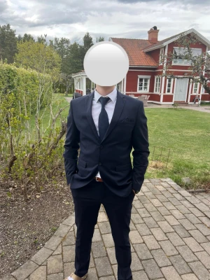 Marinblå kostym från Selected Homme - Snygg marinblå kostym med matchande kavaj och byxor. Perfekt för student eller bal. Endast använd en gång.