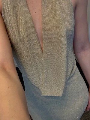 Zara glitter maxiklänning - Glittrig maxiklänning från Zara, glittrar otroligt fint, i strl s men passar även xs, har ett undertyg så den är inte genomskinlig alls🩷 Sista bilden gör inte färgen rättvis, se de andra bilderna 