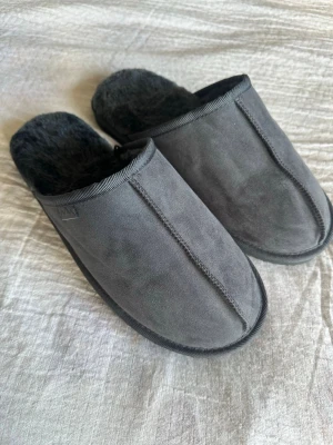 Pilefodrade tofflor - Gråa tofflor från H&M med varmt skönt foder och en hård sula💫 Storlek 44/45