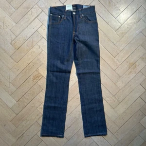 Nudie jeans Slim Jim - Vid köp av fler produkter erbjuds bättre pris. Skriv vid ytterligare frågor eller funderingar🤝 Storlek: 28/32. Mått: Längd 105 cm. Innerbenslängd 79 cm. Midja 36 cm. Lår 22 cm. Knä 19 cm. Benöppning 19 cm.