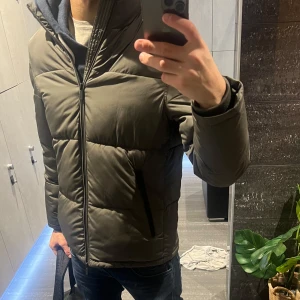 Massimo dutti jacka  - Tjena! Säljer en as fet jacka från Massimo dutti! Jackan är i nyskick, otroligt enkel att styla och otroligt bra pris, men kan såklart diskuteras🙌