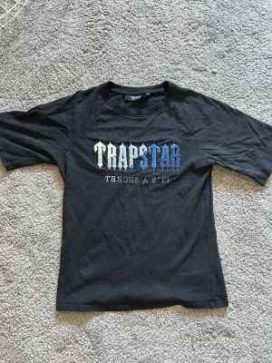 Trapstar t shirt  - Svart trapstar t shirt, nästan aldrig använd och det är storlek S, pris kan diskuteras 👌👕