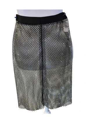 Nätad kjol i storlek XS. Nypris 399 kr - Kjol Diamond cover up i storlek XS. Nätad och täckt med diamantliknande stenar. Material 94 % polyester och 6 % elastan. Midjebredd ca 29 cm och längd ca 45 cm. 623/46