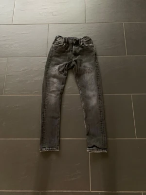 Svarta jeans Gant - Snygga svarta  jeans med stretch och klassisk femficksdesign. Jeansen har en tvättad look och bra passform som sitter perfect. Perfekta för en trendig och avslappnad stil.
