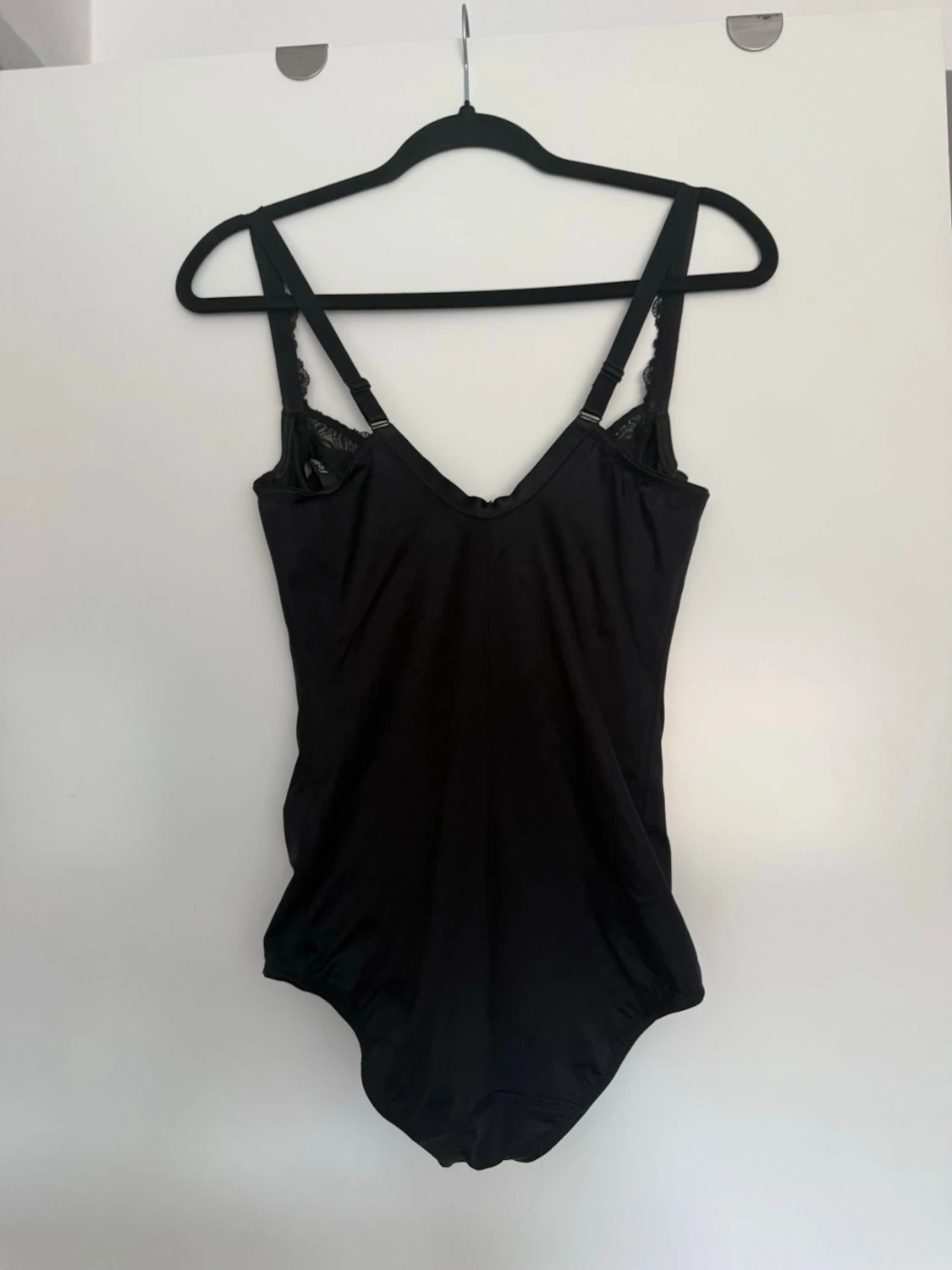 Svart body med spetsdetaljer - 2
