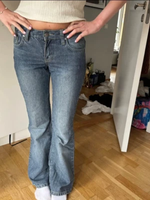Blå bootcut jeans med låg midja - Säljer ett par jätte fina blå bootcut jeans med låg midja! Jätte cola bakre fickor och i väldigt bra skick💕