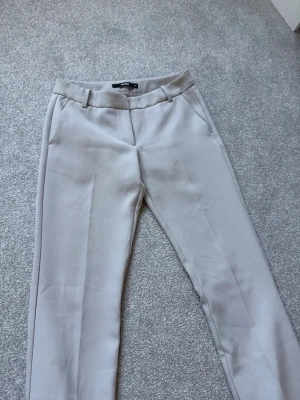 Beige kostymbyxa från Bikbok - Begia kostymbyxor från Bikbok. 🤍Helt nya utan prislapp. Köpte tyvärr fel storlek ❣️