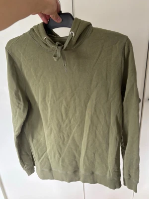 Mörkgrön jättefin Stenströms hoddie M - Mörkgrön jättesnygg elegant och eftertraktad stenströms hoddie i storlek M säljes. Inga hål eller fläckar och jättefint skick! Grym passform perfekt för alla tillfällen! 