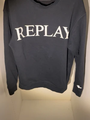 Replay sweatshirt  - Svart långärmad sweatshirt från Replay. Klassisk rund halsringning och avslappnad passform. Riktigt fräsch tröja för dag till dag andvändning. Inga defekter. Skriv privat för fler bilder eller info.