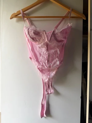 Rosa spetsbody  - Säljer nu en rosa body som jag aldrig har använt då den inte passa mig💕priset går att diskutera!🥰