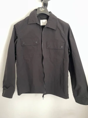 Wood Wood overshirt - Säljer en Wood Wood overshirt i storlek S. Riktigt snygg, nypris 2000kr.