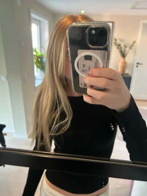 Svart långärmad  topp - Snygg svart långärmad topp med bra passform och rak halsringning. Toppen har en enkel och stilren design som passar perfekt till jeans eller kjol. Materialet känns mjukt och stretchigt för en bekväm känsla hela dagen.