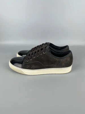 Lanvin Dbb1 Patent Cap Toe Skor Brun - • The shoes have been gently used and are in very good condition  • Size: EU44 / UK10 (fits like a 45)  • Color: Dark Brown  • Retail price: 5000 SEK / 450€  • No accessories